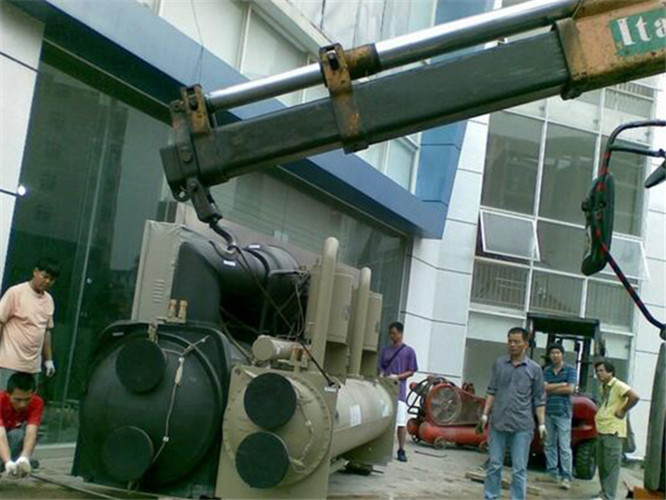 齐河县随车吊和汽车吊的核心区别是什么？哪种更省钱？